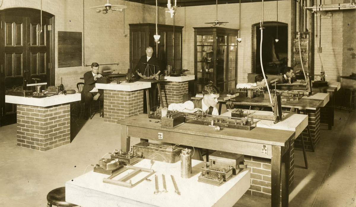 Physics Lab 1913
