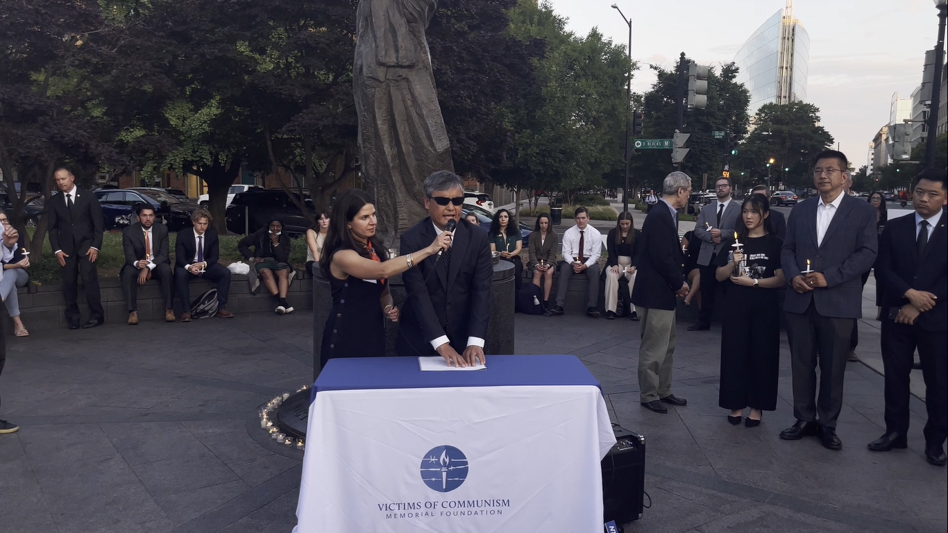 Chen Guangcheng addresses vigil attendees